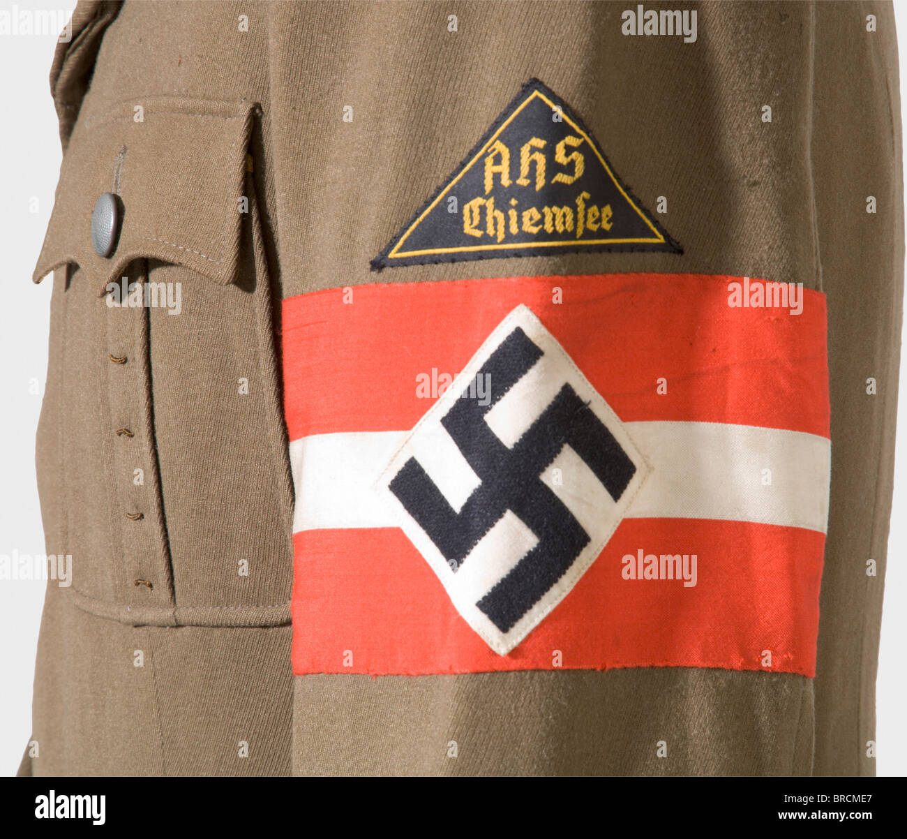 Eine Wanderuniform für Schüler der Adolf Hitler Schule Chiemsee Tunika aus braunem Gabardin mit verborgenen Knöpfen, goldgelber Seidenliner und feldgrauen Metallknöpfen. Eingenähte schwarze Schulterbretter mit roter Paspel und Aufschrift "AHS", Ärmeldreieck "AHS Chiemsee" und gewebtem Armband. Entsprechende Breeche gleichen Materials (Mottenschaden): Historisch, historisch, 1930er, 1930er, 1930er, 20. Jahrhundert, Bund Deutscher Mädchen, Band Deutscher Maiden, Jugendorganisation, Jugendorganisationen, NS, Nationalsozialismus, Nationalsozialismus, Drittes Reich, Deutsches Reich, Deutschland, National. Stockfoto