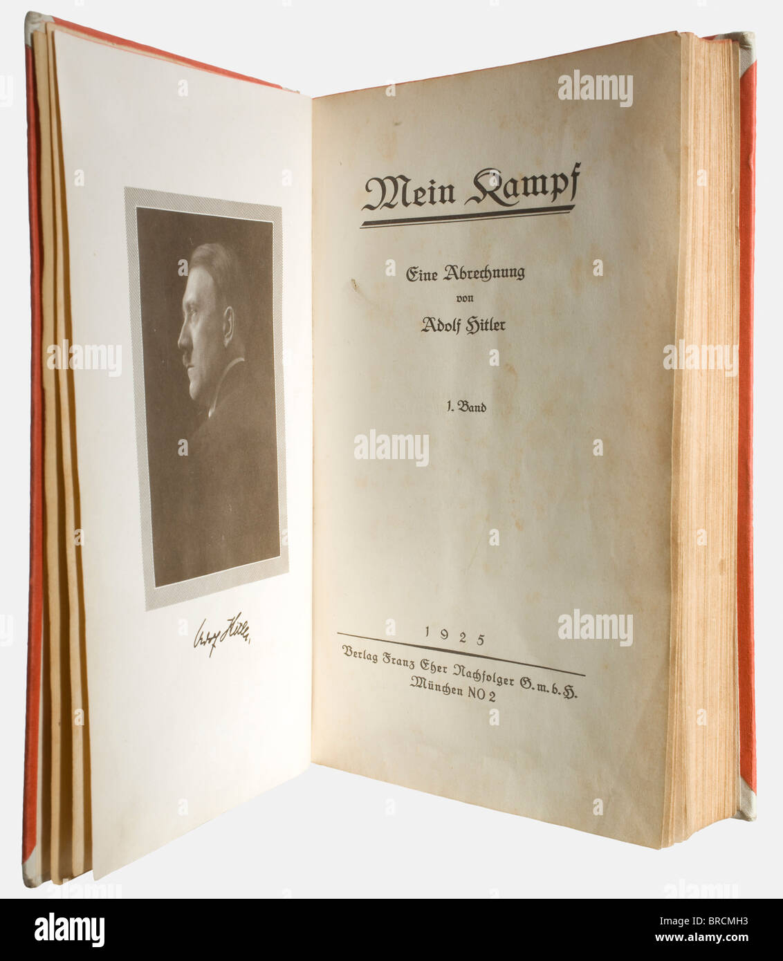 Adolf Hitler - Anton Heigl, Blutordensträger, eine erste Ausgabe von 'Mein Kampf - Eine Abfertigung' (Mein Kampf - eine Buchhaltung) mit einer Widmung für 1926 Band 1, 1925. Rote Binde mit weißem Leinenrücken. Eine Widmung, die von Hitler in Tinte auf dem Fliegenblatt geschrieben wurde: "Herrn Anton Heigel, dem treuen Parteigenossen - Adolf Hitler - München den 13. Januar. 1926' (An Anton Heigel, EINEN treuen Parteikameraden - Adolf Hitler - München 13. Januar 1926). Außerdem die Briefmarke des Empfängers "Anton Heigl der Mass-Schneider für Damen und Herren - München, Regerstr. 5. U. 9.' (Anton Heigl, Stockfoto