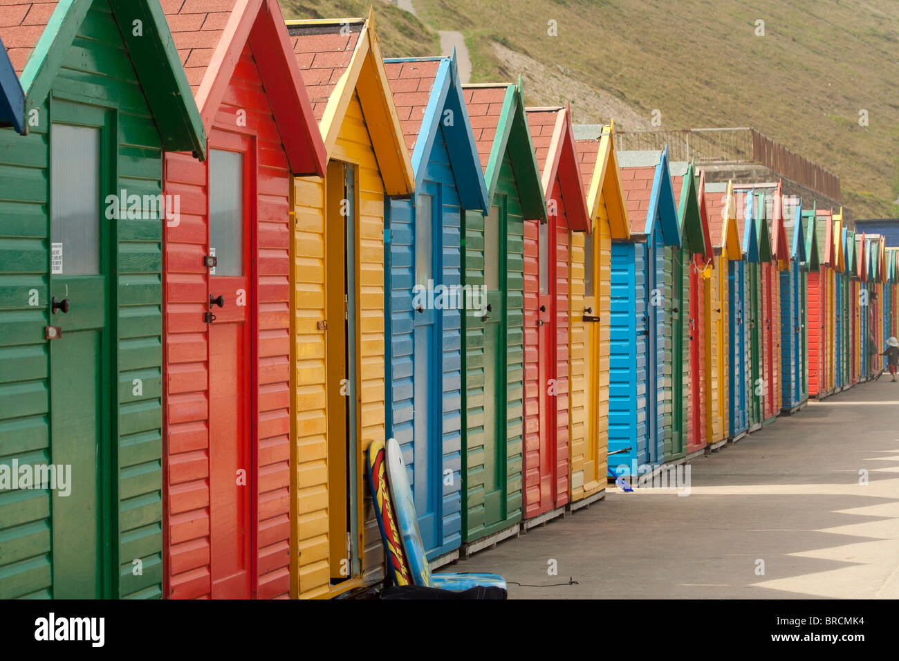 In der Regel bunten British Reihe von Strandhütten an englischen Seebad. Stockfoto
