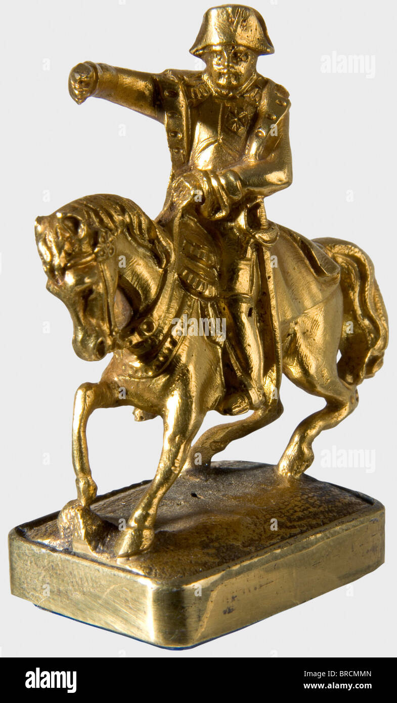 Reichssmarschal-Carl Theodor Graf Pappenheim (177on-185.3), ein Goldsiegelsiegel in Form einer Reiterei, das Kaiser Napoleon I. von Frankreich porträtiert. Dreidimensionale Figur, der Kaiser zu Pferd, trägt einen Mantel und zeigt mit der rechten Hand nach vorne. 14 ct Gold, Höhe 42 mm. Lapis lazuli Basis in vergoldetem Silber gesetzt und mit dem geschnitzten Wappen der Pappenheimer Grafen unter dem Motto "In Deo Spero" (hoffentlich Gott), Dichtfläche 16 x 22 mm. Mit dem Originaletui aus rotem marokkanischen Leder mit hellfarbenem samt-/Seidenfutter. Das Siegel war wahrscheinlich ein GIF, Stockfoto