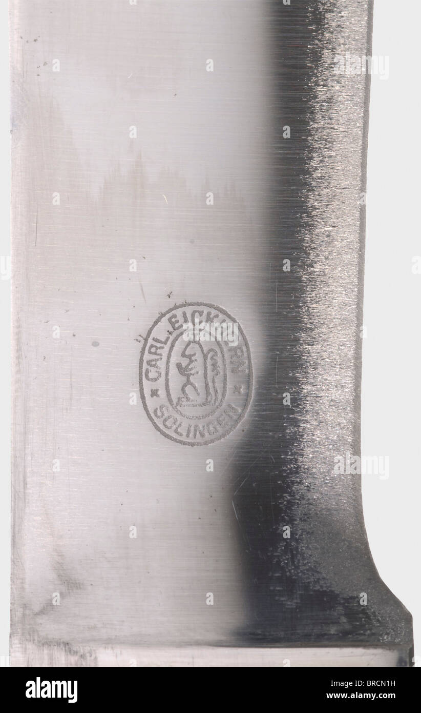 Ein Prototyp-Dolch für die Führer der Hitlerjugend, analog zum Rad-Führer 1. Modell-Dolch Schwere einschneidige Klinge, durch den Rand ähnlich der Klinge des Hitler-Jugendmessers, zur Basis hin schmaler werdend, mit einem frühen Eickhorn-Logo versehen. Versilberter Griff mit genieteten, karierten schwarzen Kunststoffgriffplatten in einer davon ist ein eingelegtes, emailliertes HJ-Emblem. Braune, lederbedeckte Eisengrube für einen Rad-Führer-Dolch, der Punkt mit einer erhöhten Tyr Rune. Länge ca. 38 cm. Einzigartig. Historisch, historisch, 1930er, 1930er, 20. Jahrhundert, Liga Deutscher Mädchen, Band , Stockfoto