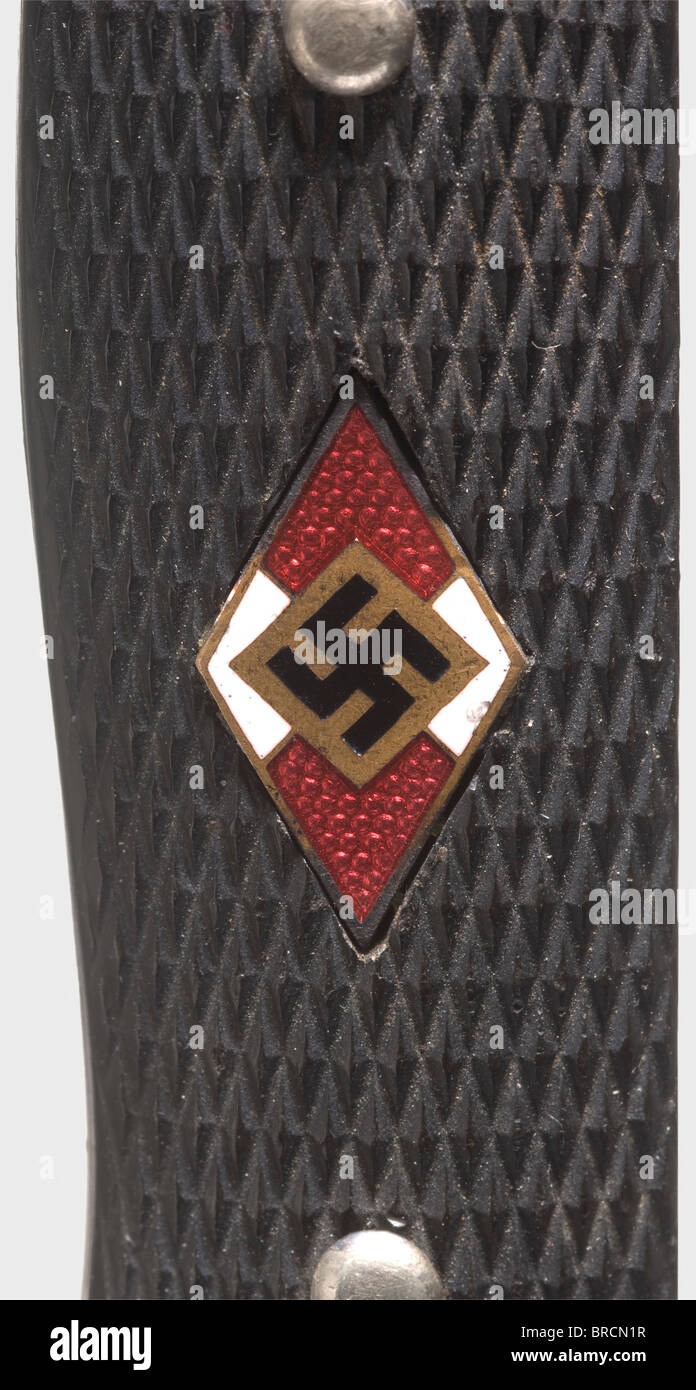 Ein Prototyp-Dolch für die Führer der Hitlerjugend, analog zum Rad-Führer 1. Modell-Dolch Schwere einschneidige Klinge, durch den Rand ähnlich der Klinge des Hitler-Jugendmessers, zur Basis hin schmaler werdend, mit einem frühen Eickhorn-Logo versehen. Versilberter Griff mit genieteten, karierten schwarzen Kunststoffgriffplatten in einer davon ist ein eingelegtes, emailliertes HJ-Emblem. Braune, lederbedeckte Eisengrube für einen Rad-Führer-Dolch, der Punkt mit einer erhöhten Tyr Rune. Länge ca. 38 cm. Einzigartig. Historisch, historisch, 1930er, 1930er, 20. Jahrhundert, Liga Deutscher Mädchen, Band , Stockfoto