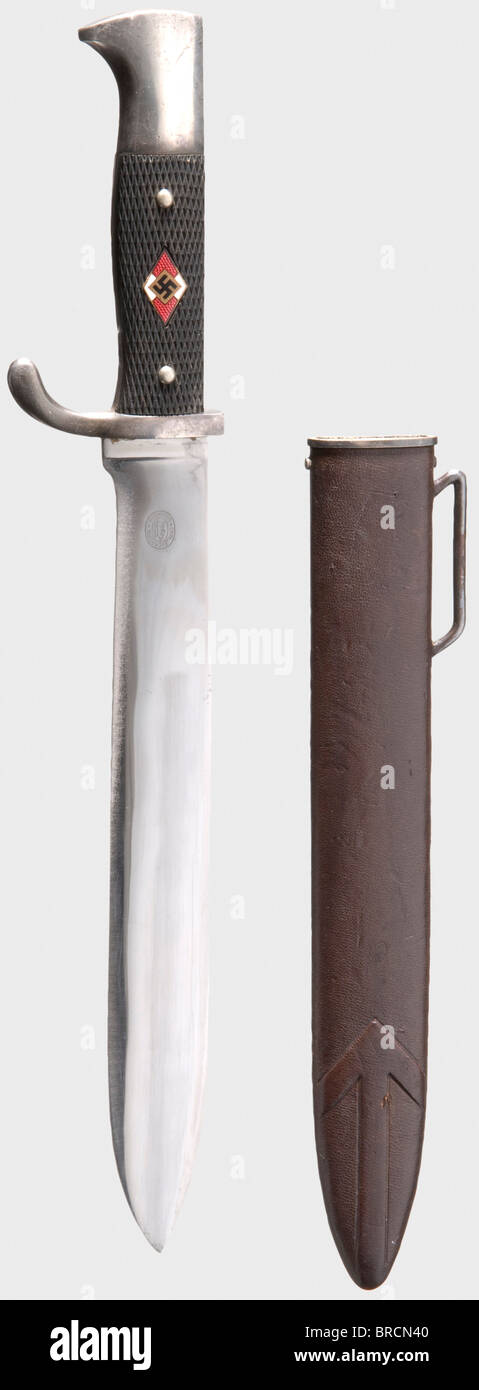 Ein Prototyp-Dolch für die Führer der Hitlerjugend, analog zum Rad-Führer 1. Modell-Dolch Schwere einschneidige Klinge, durch den Rand ähnlich der Klinge des Hitler-Jugendmessers, zur Basis hin schmaler werdend, mit einem frühen Eickhorn-Logo versehen. Versilberter Griff mit genieteten, karierten schwarzen Kunststoffgriffplatten in einer davon ist ein eingelegtes, emailliertes HJ-Emblem. Braune, lederbedeckte Eisengrube für einen Rad-Führer-Dolch, der Punkt mit einer erhöhten Tyr Rune. Länge ca. 38 cm. Einzigartig. Historisch, historisch, 1930er, 1930er, 20. Jahrhundert, Liga Deutscher Mädchen, Band , Stockfoto