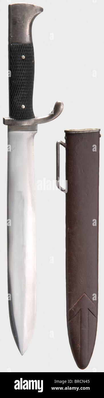 Ein Prototyp-Dolch für die Führer der Hitlerjugend, analog zum Rad-Führer 1. Modell-Dolch Schwere einschneidige Klinge, durch den Rand ähnlich der Klinge des Hitler-Jugendmessers, zur Basis hin schmaler werdend, mit einem frühen Eickhorn-Logo versehen. Versilberter Griff mit genieteten, karierten schwarzen Kunststoffgriffplatten in einer davon ist ein eingelegtes, emailliertes HJ-Emblem. Braune, lederbedeckte Eisengrube für einen Rad-Führer-Dolch, der Punkt mit einer erhöhten Tyr Rune. Länge ca. 38 cm. Einzigartig. Historisch, historisch, 1930er, 1930er, 20. Jahrhundert, Liga Deutscher Mädchen, Band , Stockfoto