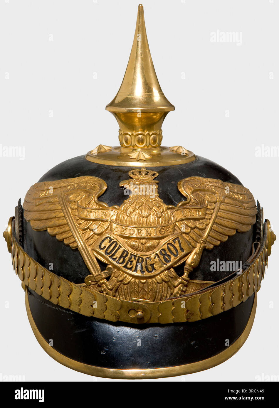 Ein Helm für preussische Offiziere des Colberger Grenadier-Regiments Graf Gneisenau (2. Pommerschen) Nr. 9 Lederhelmkörper mit vergoldeten Beschlägen, neuer Mustergrenadieradler mit eingeprägten Bandeau 'Colberg 1807'. Flache Chinskalen, Kakadenkäppchen, grüner Seidenliner. Auf der lackierten Oberfläche ist der Eindruck des alten, bis zum 16. Juni 1913 getragenen Muster-Grenadier-Adlers zu sehen, der nach den Vorschriften verändert wurde: Historisch, historisch, 1910er, 20. Jahrhundert, 19. Jahrhundert, preussisch, preussisch, Deutsch, Deutschland, Militaria, Militär, Objekt, Objekte, Stillstände, Clipping, cl, Stockfoto