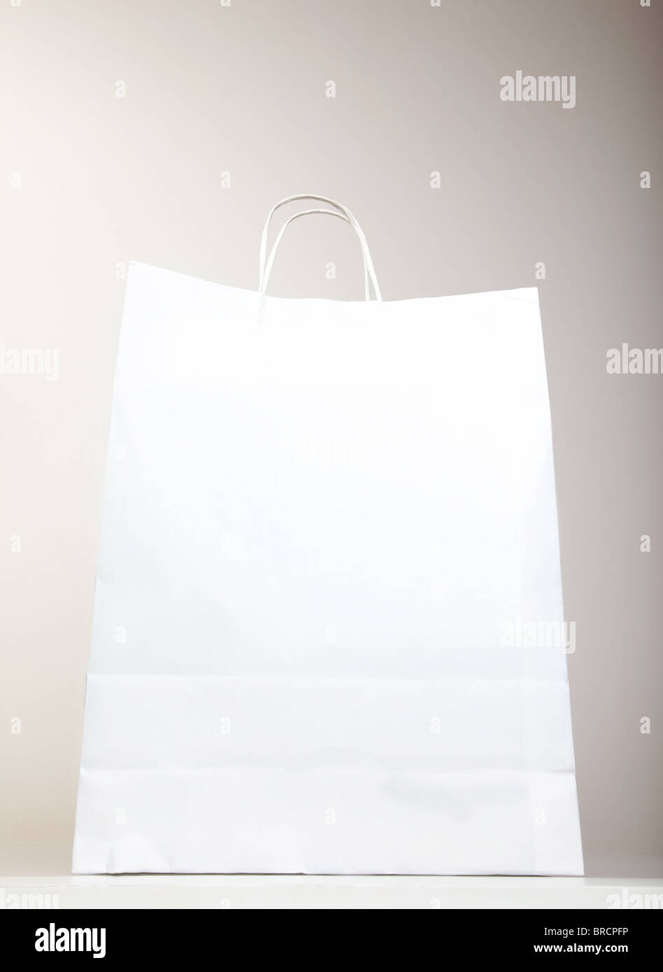 Einkaufstasche weiß auf grauem Hintergrund, Studio gedreht Stockfoto
