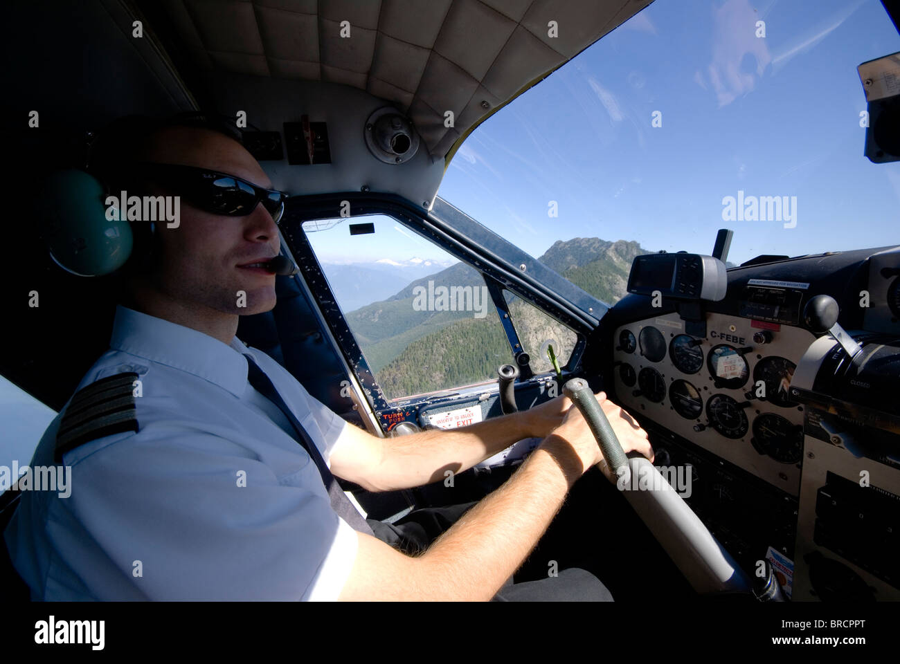 Pilot in einem DeHavilland Beaver Wasserflugzeug fliegen über Vancouver North Shore Stockfoto
