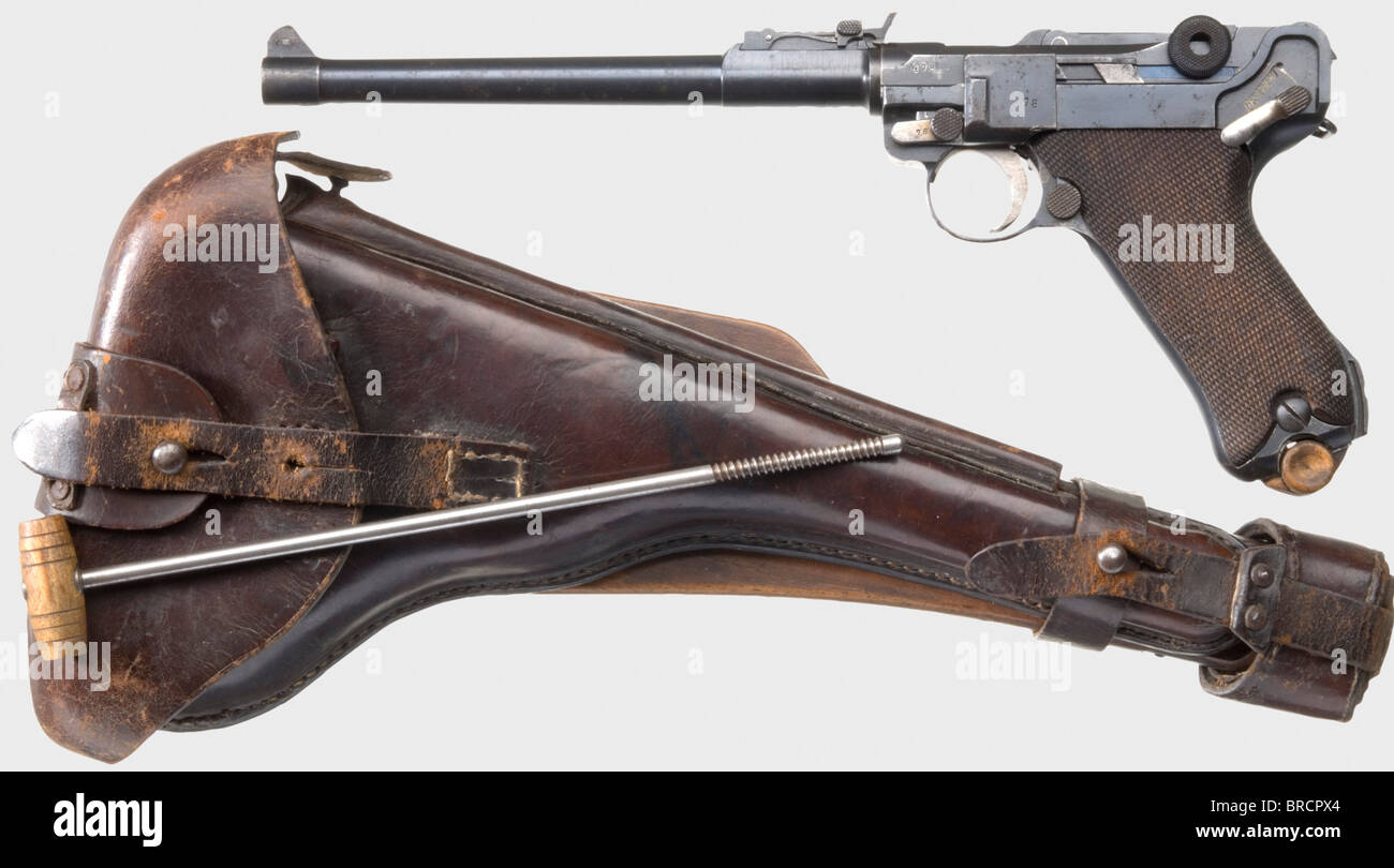Eine Lange Pistole 08 DWM 1917 mit Schulterstock und Holster, Kaliber 9 mm Parabellum, nein 478 1. Extern mit übereinstimmenden Zahlen. Tangentialer Rückblick 1 - 8. Verschiedene imperiale Abnahmestempel. Komplette Oberfläche mit minimalen Verschleißspuren an den Kanten, teilweise leicht gepunktet, isolierter Feinfitting, mehr so auf der rechten Seite des Fasses. Kleine Teile Erdbeerwaren. Walnussgriffplatten, ein wenig Makel auf Sicherheit. Numerloses vernickeltes Blechmagazin mit Holzsockel. Komplett mit Schulterbestand, nein 6915 l und imperialer Annahmestempel. Mit dunkelbraunem, kräftigem , Stockfoto
