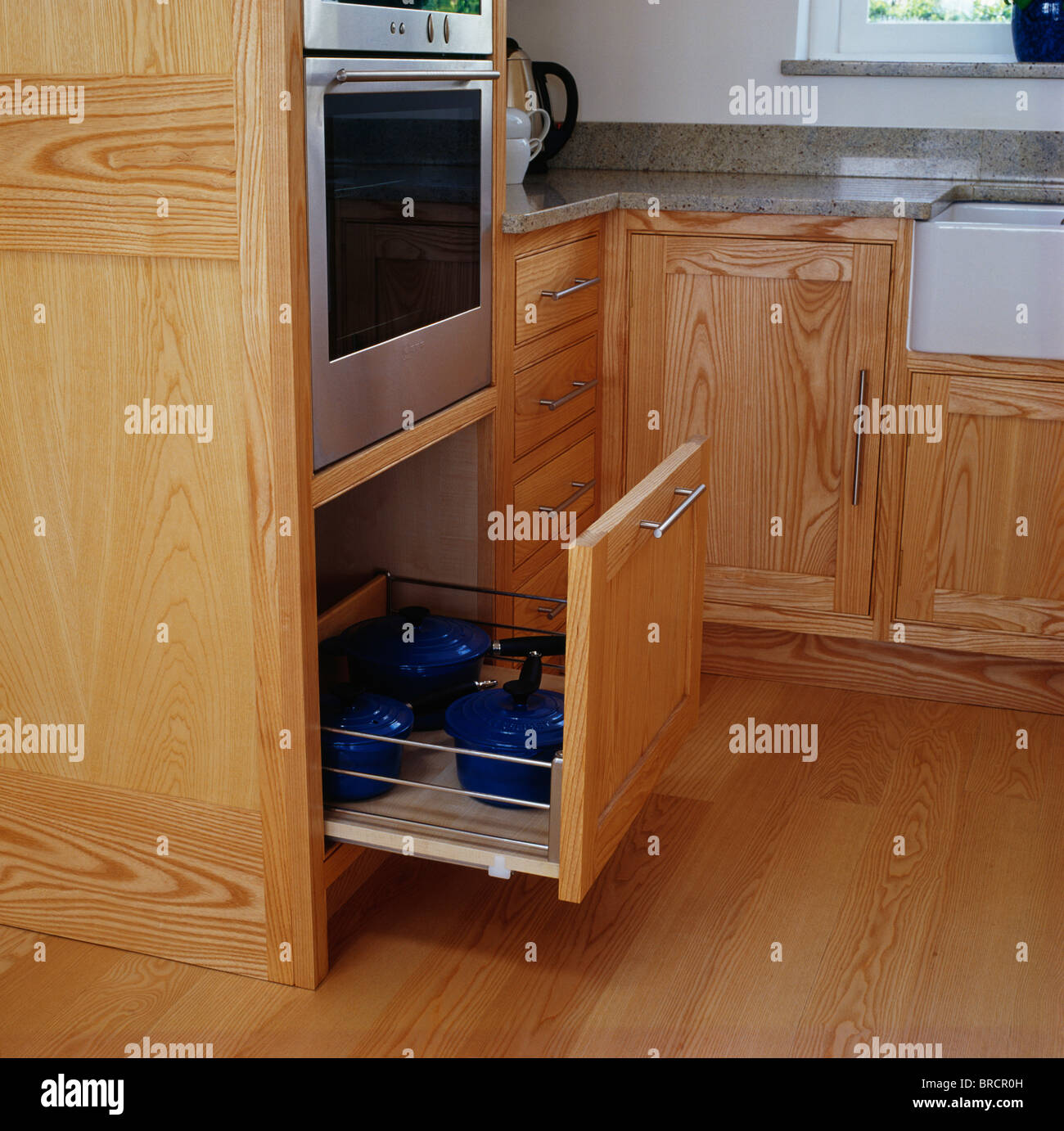 Nahaufnahme des offenen Topf Schublade unter Backofen in hellen Holz Küche  Stockfotografie - Alamy