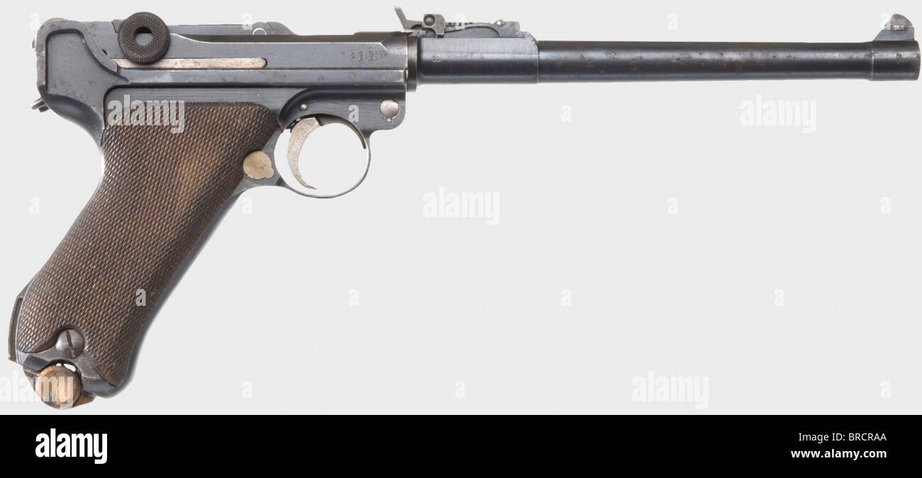 Eine Lange Pistole 08 DWM 1917 mit Schulterstock und Holster, Kaliber 9 mm Parabellum, nein 478 1. Extern mit übereinstimmenden Zahlen. Tangentialer Rückblick 1 - 8. Verschiedene imperiale Abnahmestempel. Komplette Oberfläche mit minimalen Verschleißspuren an den Kanten, teilweise leicht gepunktet, isolierter Feinfitting, mehr so auf der rechten Seite des Fasses. Kleine Teile Erdbeerwaren. Walnussgriffplatten, ein wenig Makel auf Sicherheit. Numerloses vernickeltes Blechmagazin mit Holzsockel. Komplett mit Schulterbestand, nein 6915 l und imperialer Annahmestempel. Mit dunkelbraunem, kräftigem , Stockfoto