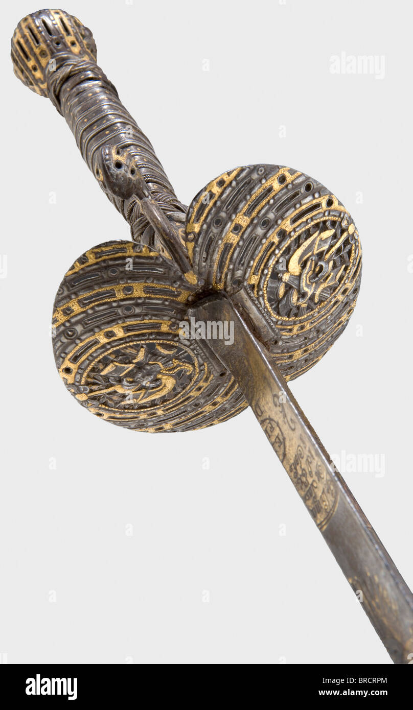Ein französisches Gold-eingelegtes Kleinschwert mit Meißelhalm, um das Jahr 1770 EINE dreikantige, mit der vergoldeten Aufschrift geätzte Klinge, "VIVE LE ROY" und "ALA VICTOIRE" über den Fleur-de-lys mit Krone. Die Forte trägt auf beiden Seiten eine ausführliche Makerinschrift, "Cassaignard a Nantes" bzw. "A Solingen". Offene, geschmeidete Eisen-Knöchel-Bügel mit goldener Einlage und Kampftrophäen auf dem doppelten Hüllenschutz, dem Knöchelbogen und dem Pommel. Üppige Griffabdeckung aus silberfarbenem Draht und goldeingelegtem Eisenband mit silberfarbenen Turk-Köpfen. Länge 108,5 cm historisch, h, Stockfoto