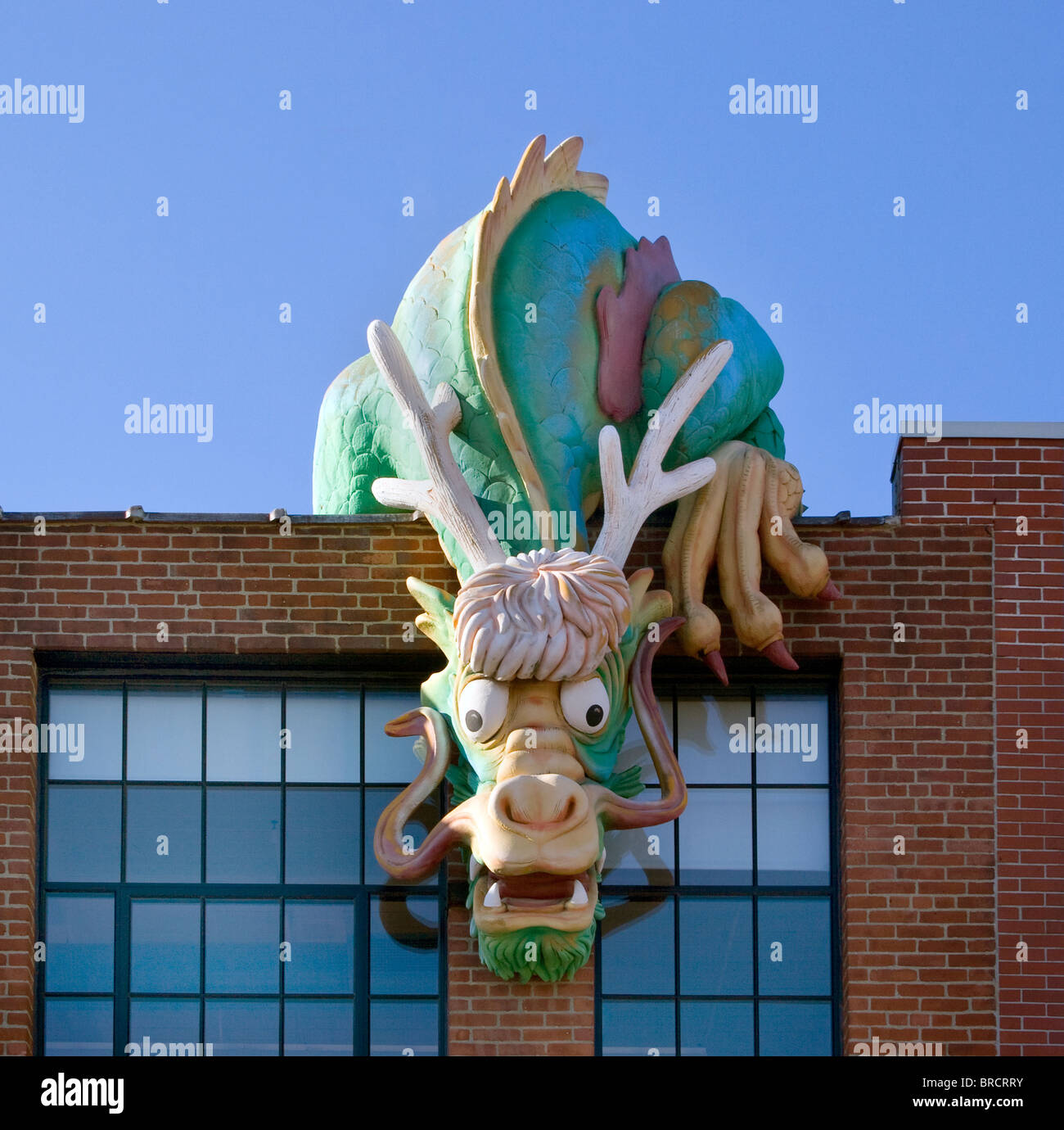 Eine farbenfrohe Drachenskulptur besticht das Kindermuseum in Providence, Rhode Island, und begeistert die vorbeiziehenden Kinder und Familien. Stockfoto