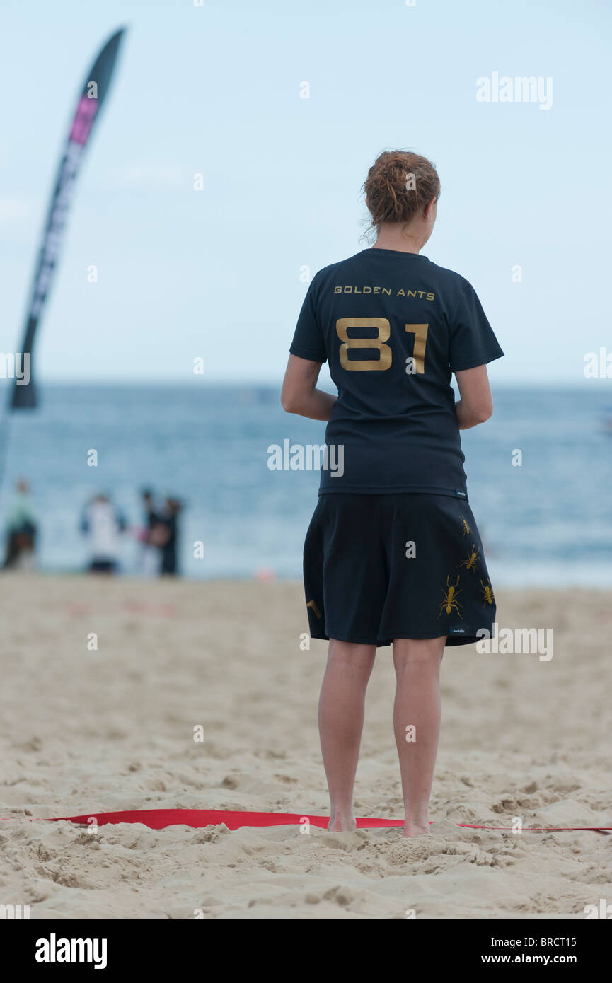 Team-Mitglied von den goldenen Ameisen. Extreme Frisbee, eines der Ereignisse zum Windfest 2010 abgehaltenen Sandbanks Strand, Poole. Stockfoto