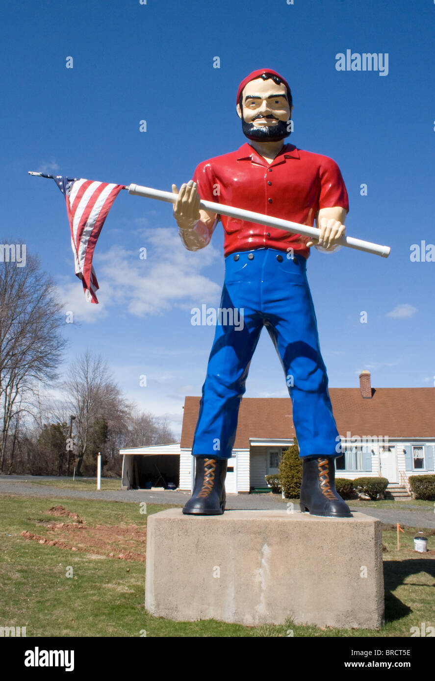 Paul Bunyan Schalldämpfer Mann hält eine amerikanische Flagge in Cheshire, Connecticut Stockfoto