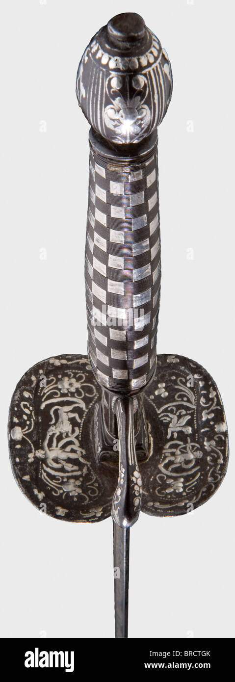 Ein feines Kleinschwert mit silberhaltigem Hilt, England oder Niederlande, ca. 1.680 zweischneidige, schlanke Klinge aus abgeflachter sechseckiger Sektion mit Zierradierung mit Vergoldungsresten über die gesamte Länge der Klinge auf beiden Seiten. Eisen-Knöchel-Bügel mit silberfarbenen Einlegearbeiten. Mythologische Szenen auf der doppelten Hüllenwache. Bogen und Knauf tragen figürliche Darstellungen innerhalb der barocken Dekoration. Bügelleichte Griffwicklung mit silberfarbenem Schachbrettmuster. Die silberfarbenen Einlegearbeiten sind in wunderschönem Zustand, mit Ausnahme der Wache, die stellenweise etwas eingerieben ist. L, Stockfoto