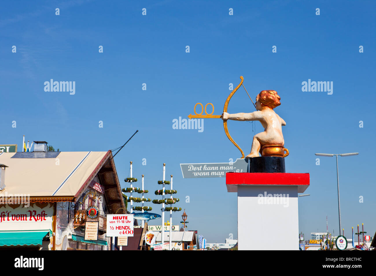 Ein Engel mit Pfeil und Bogen weist uns den Weg zur Toilette auf dem Oktoberfest, München, Bayern, Deutschland, Europa Stockfoto