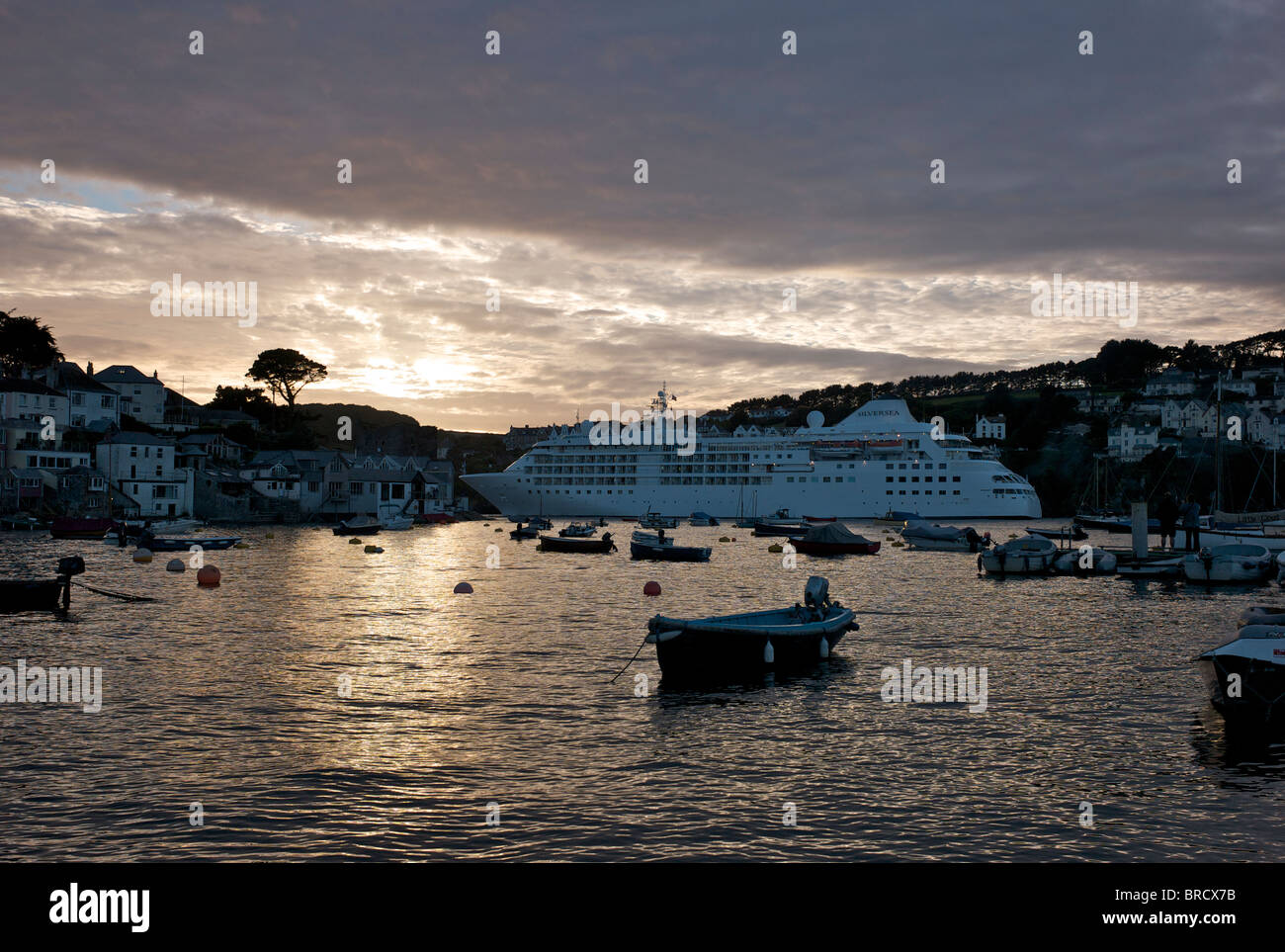 Kreuzfahrtschiff Silver Cloud verlassen Fowey Hafen, Cornwall UK Stockfoto