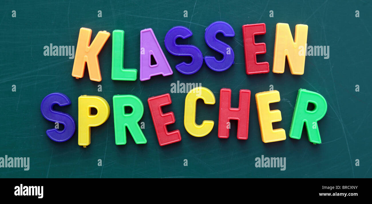 Die deutsche Bezeichnung für Klasse Vertreter in farbigen Buchstaben auf einer Tafel. Stockfoto