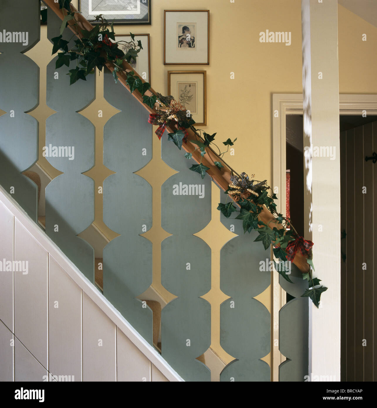 Nachgestellte Efeu am Gelnder des traditionellen Treppe dekoriert fr  Weihnachten Stockfotografie - Alamy