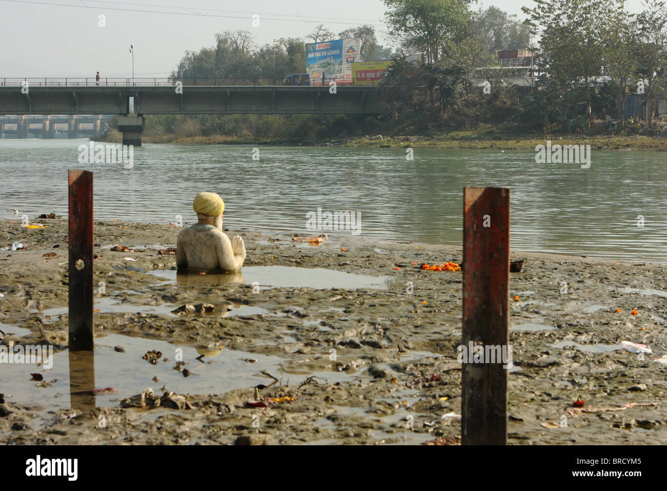 UTTARAKHAND, Indien, 2009: Ganga Fluß nach Festival Kumbha Mela, riesige religiöses Fest über Sonne und Ernte. Stockfoto