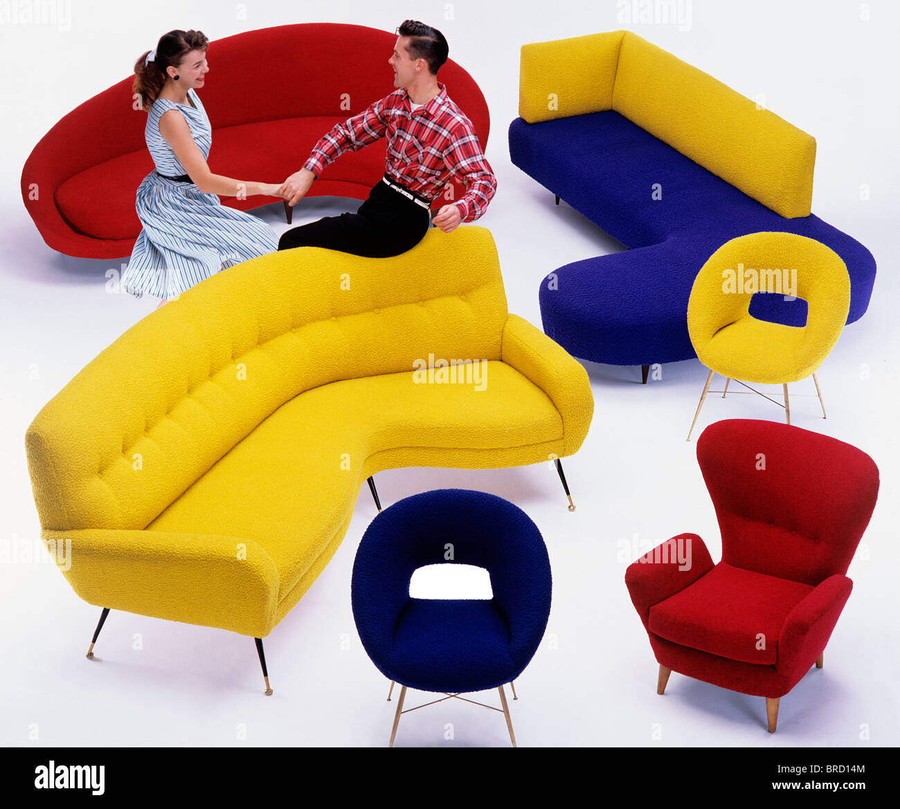 50er Jahre Möbel, Sofas und Stühle mit jiving / 50er Modelle Stockfoto