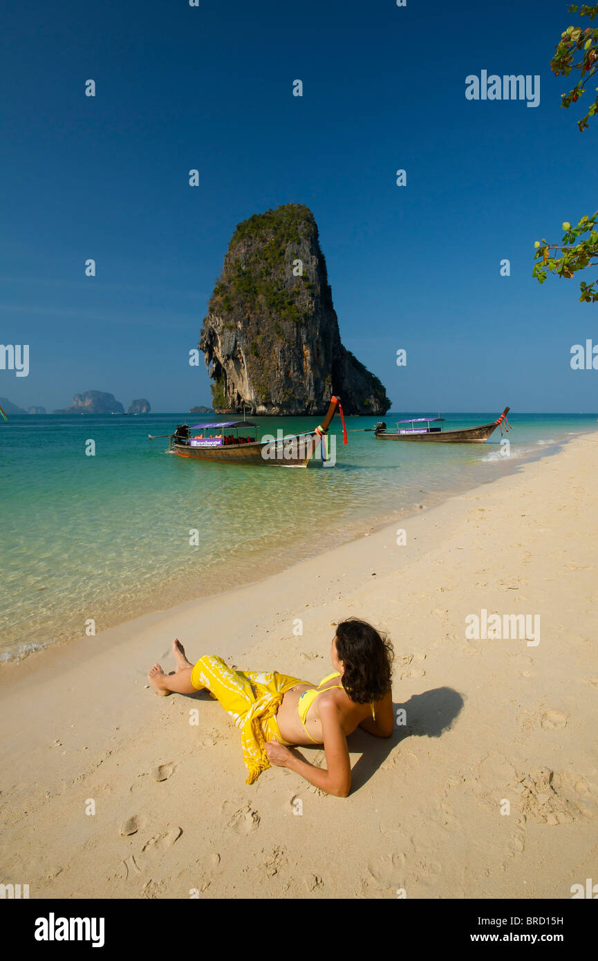 Frau, entspannend auf einem Longtail-Boot am Laem Phra Nang Beach, Krabi, Thailand Stockfoto