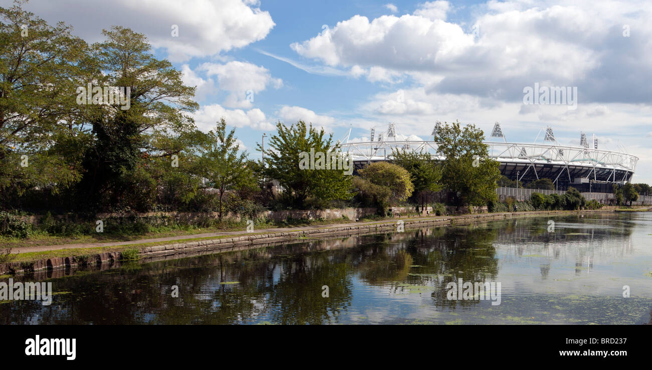 Die 2012 London Olympiastadion aus dem Fluss Lee Navigation Kanal. East London, UK. Stockfoto