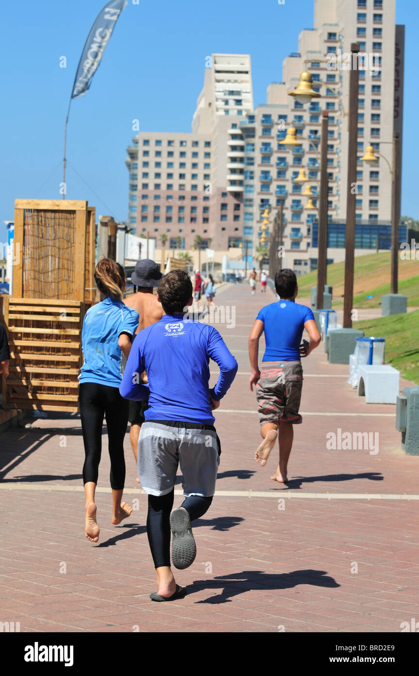 Israel, Haifa, Dado Beach, Gruppe von Personen, die am Strand joggen Stockfoto