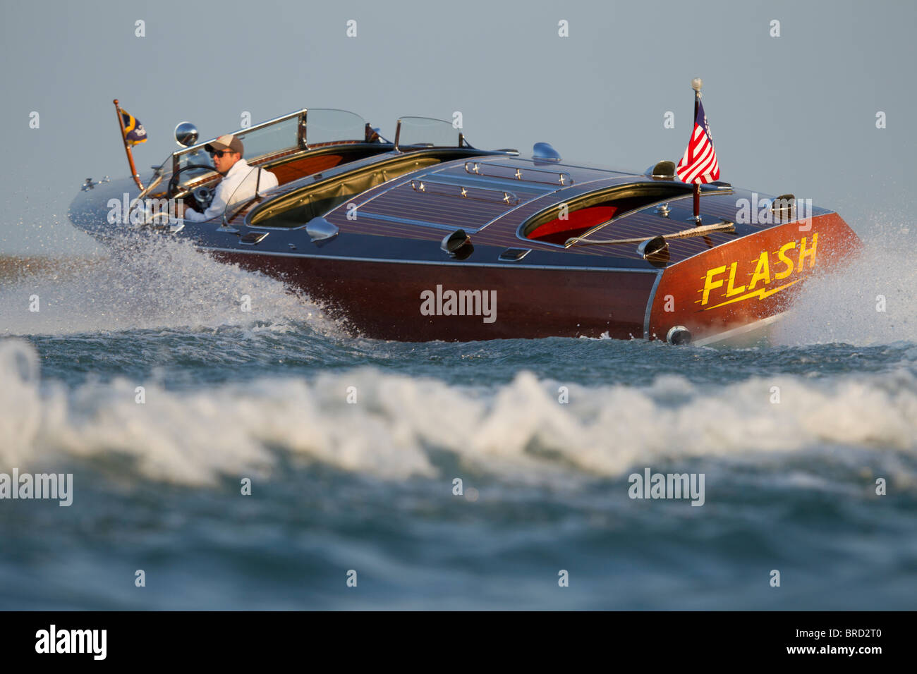 Ein antikes, hölzernes Hacker-Craft-Boot in einer Hochgeschwindigkeitsdrehung. Stockfoto