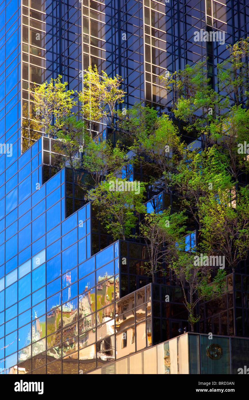 Der Trump Tower mit Reflexionen von der Krone Gebäude, Manhattan New York City USA Stockfoto