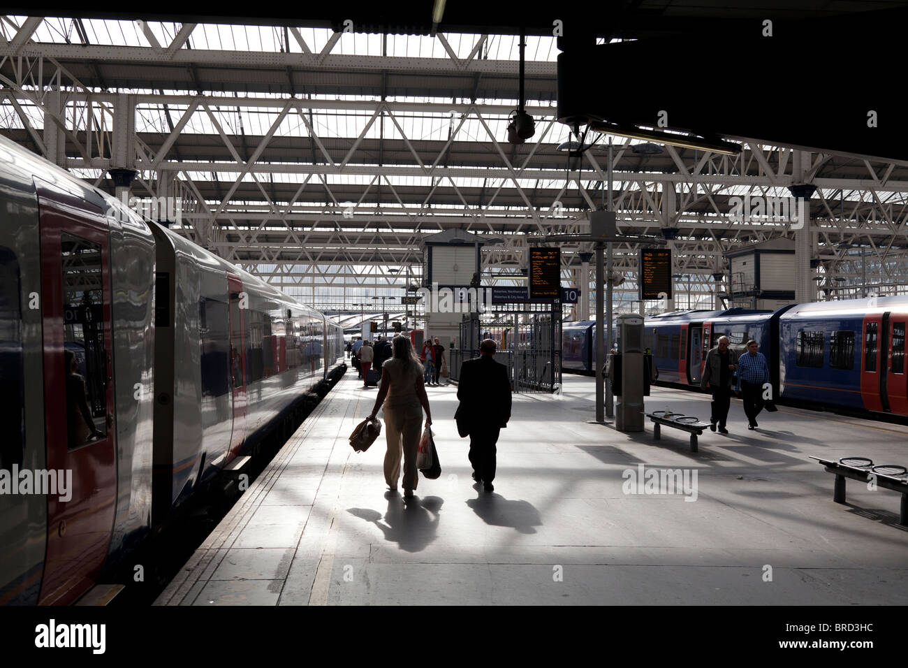 Waterloo Station-London ganz Mitte Nachmittag Fluggästen Zug Stockfoto
