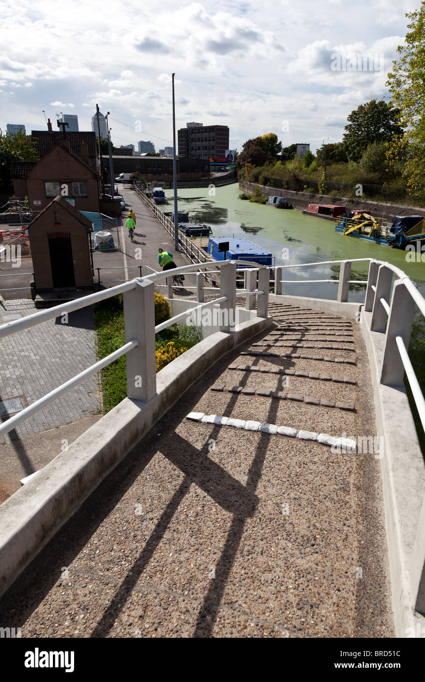 Fußgängerbrücke über Bogen sperrt, East London, England, UK. Stockfoto