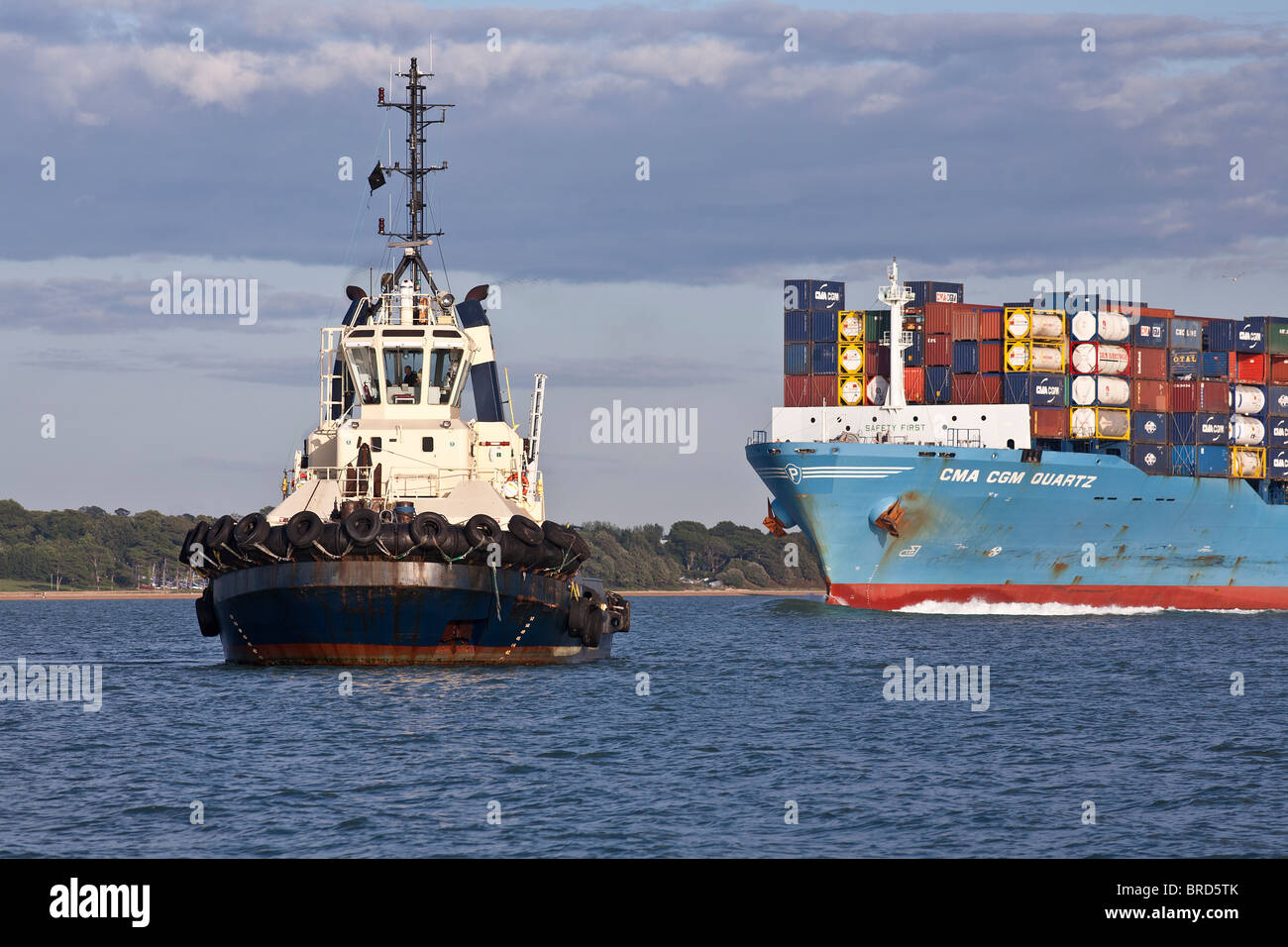 Schlepper mit Containerschiff bereit, docken an Southampton Stockfoto