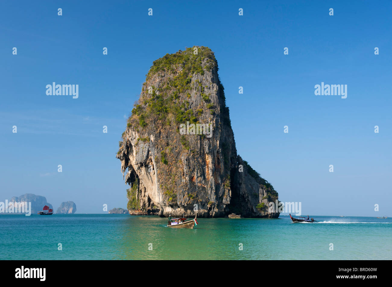 Long-Tail-Boote am Laem Phra Nang Beach, Krabi, Thailand Stockfoto