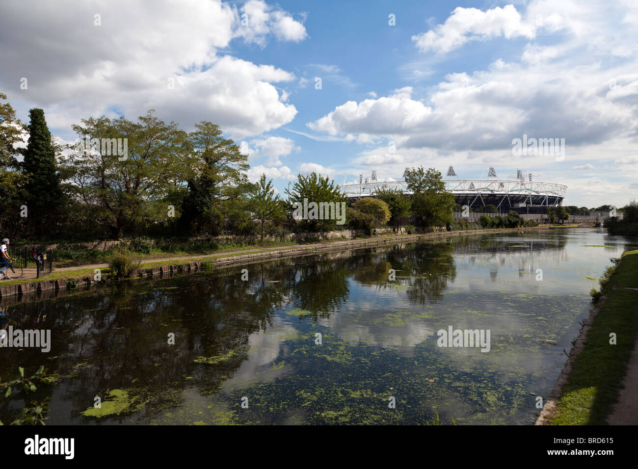 Die 2012 London Olympiastadion aus dem Fluss Lee Navigation Kanal. East London, UK. Stockfoto