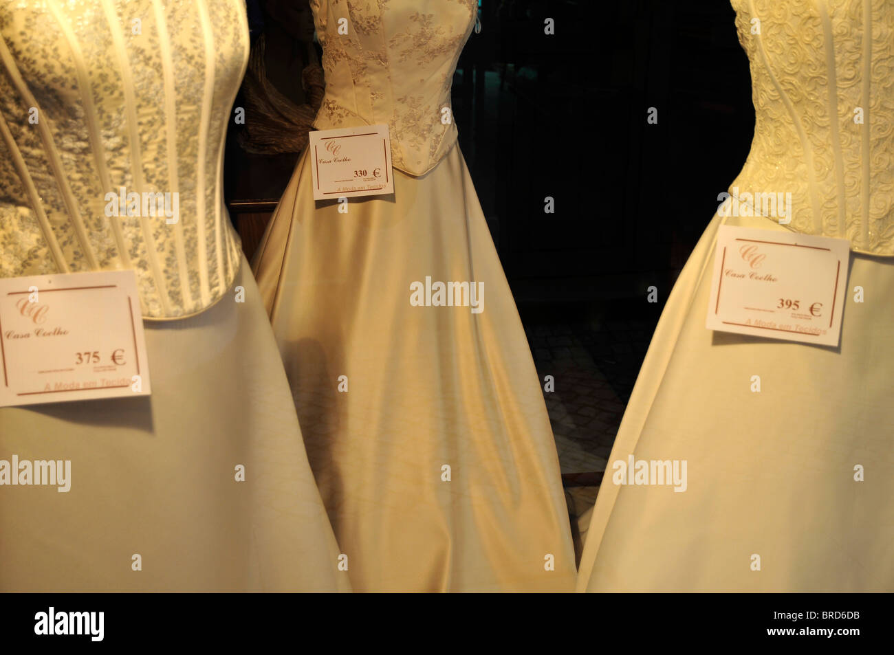 Brautkleider für den Verkauf in einem Laden in der Stadt Coimbra, Portugal. Stockfoto