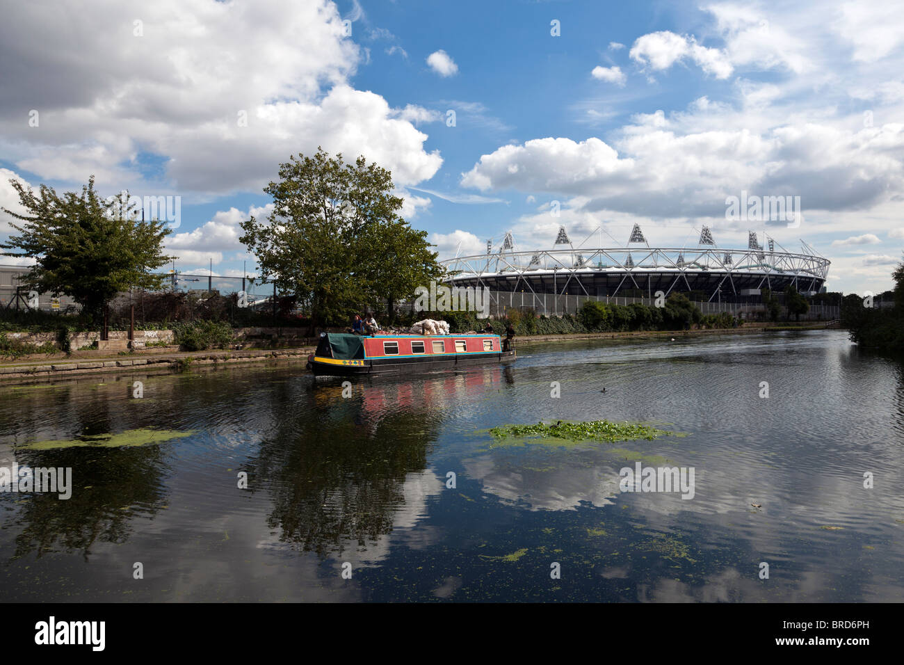 Die 2012 London Olympiastadion aus dem Fluss Lee Navigation Kanal. East London, UK. Stockfoto