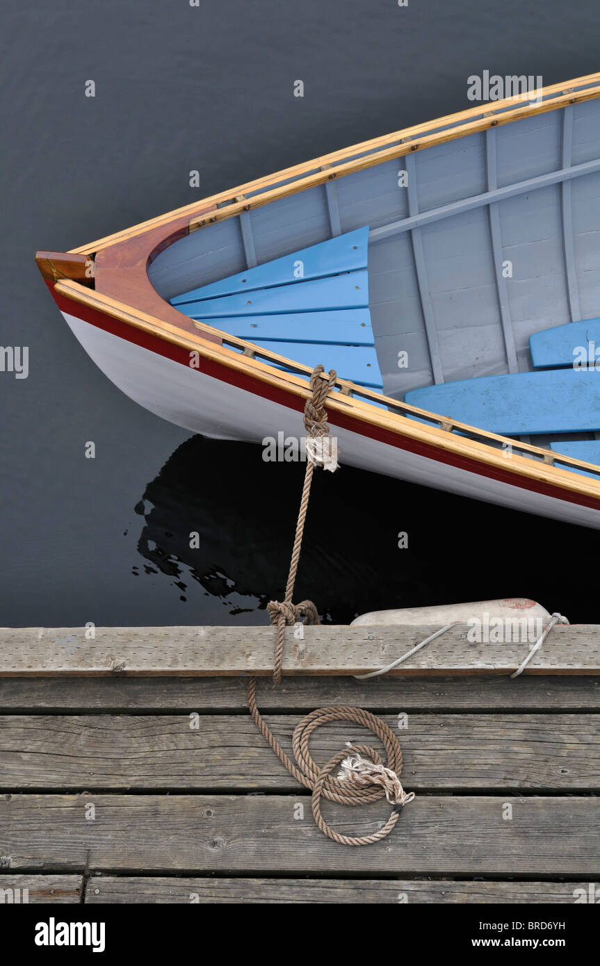 Kleines Beiboot auf Dock am Zentrum für Holzboote in Seattle Washington. Stockfoto