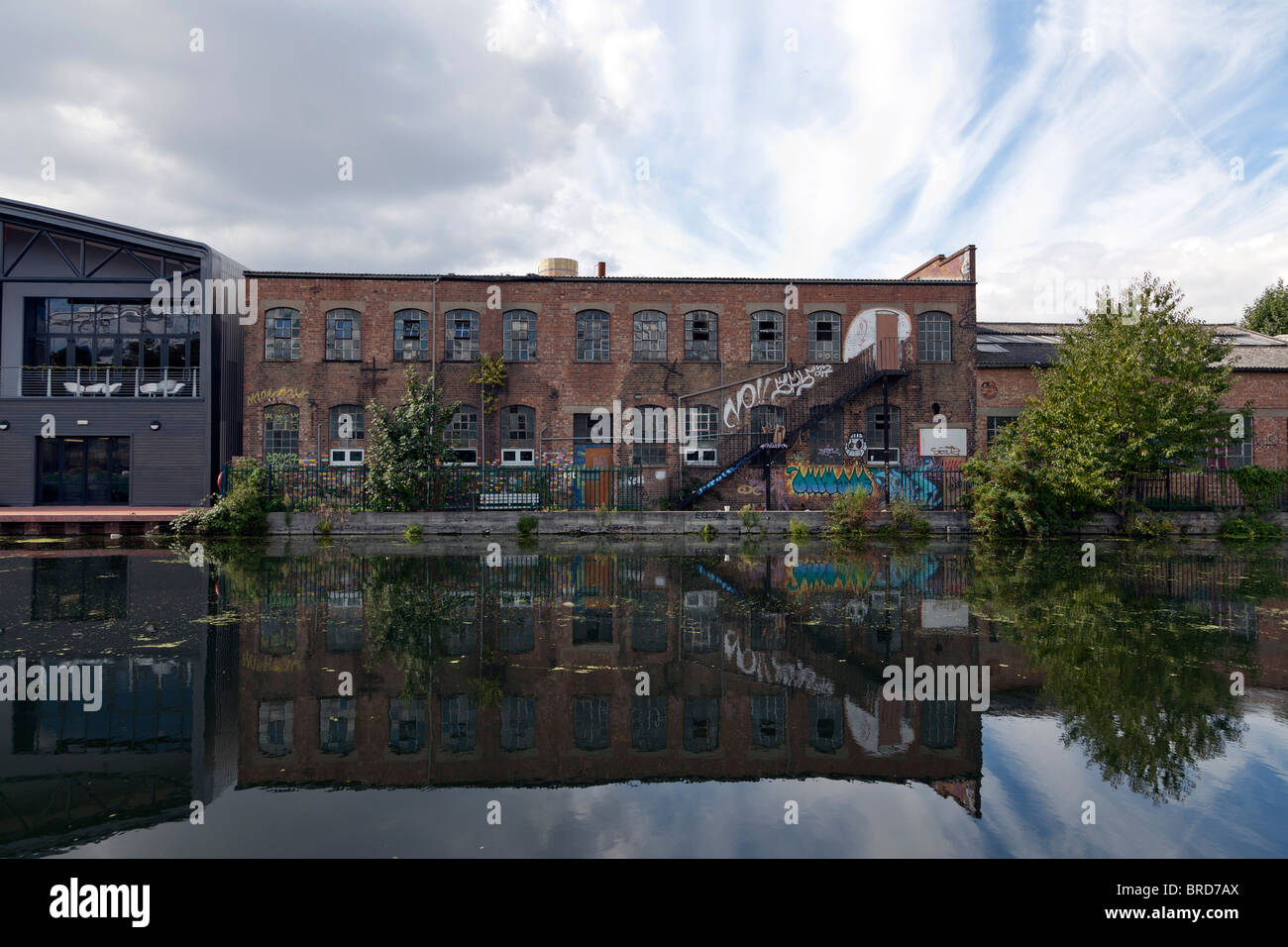 Graffiti am Fluss Lee Navigation Kanal Leinpfad. East London, UK. Stockfoto