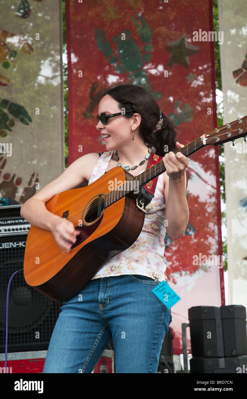 Louisiana, Cajun Country, Breaux Bridge, jährliche Langusten Festival, Cajun-Musik, weibliche Gitarrist Stockfoto