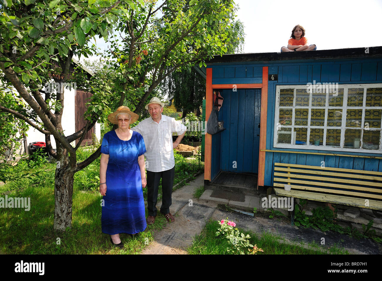 Polen, Großeltern und Enkel auf Grundstück mit Laube Stockfoto