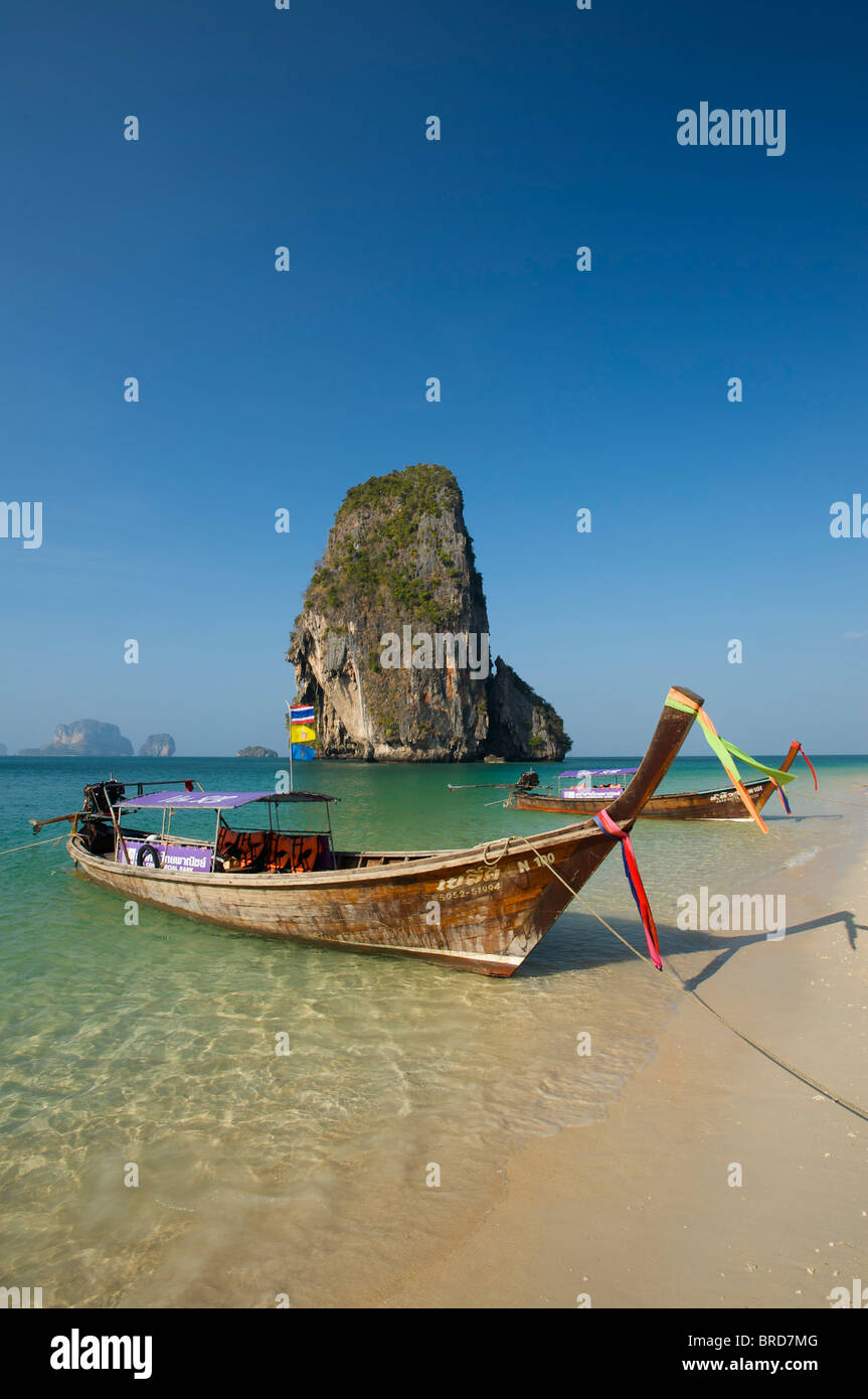 Long-Tail-Boote am Laem Phra Nang Beach, Krabi, Thailand Stockfoto