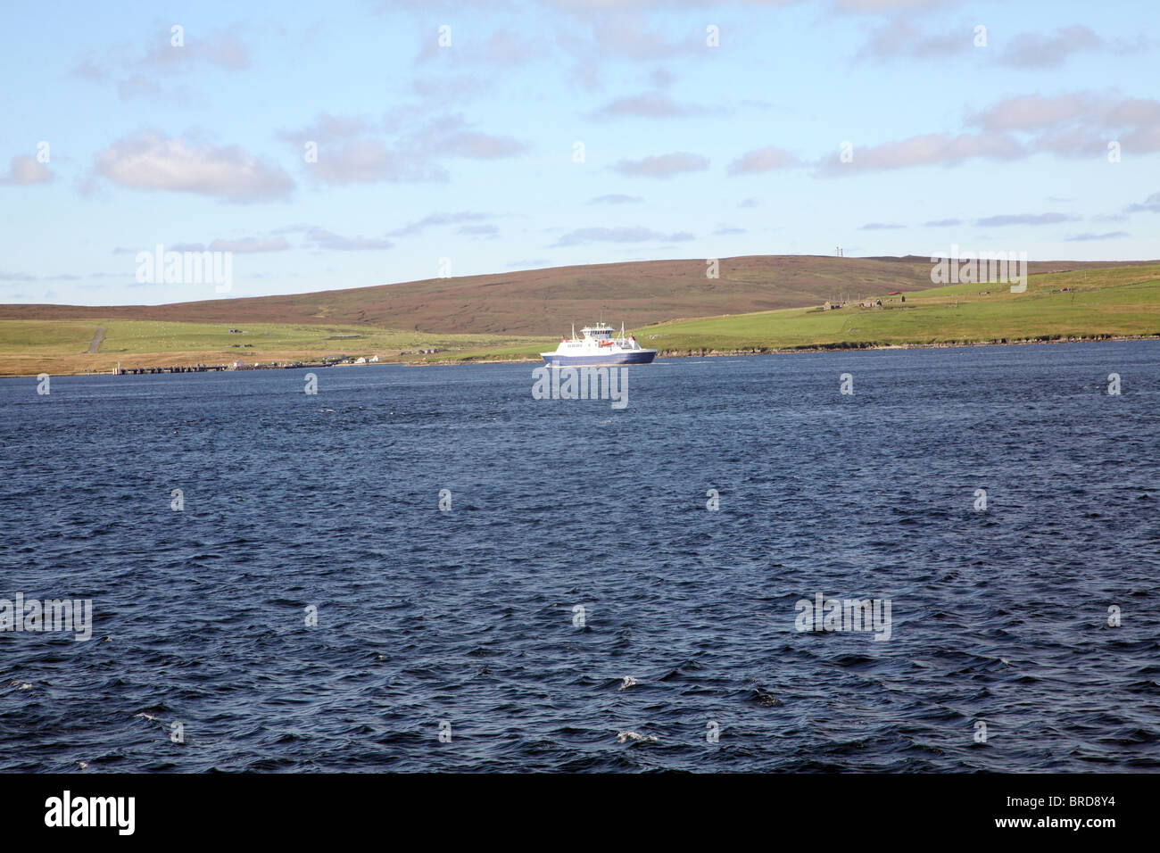 Schreien Sie Fähre nähert sich Toft auf Mainland, Shetland Inseln, Schottland Stockfoto
