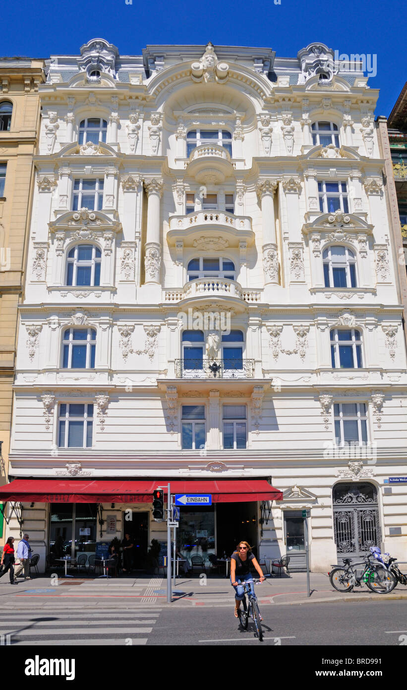 Wien, Österreich. Jugendstil-Fassade am Naschmarkt / Linke Wienzelle. Stockfoto