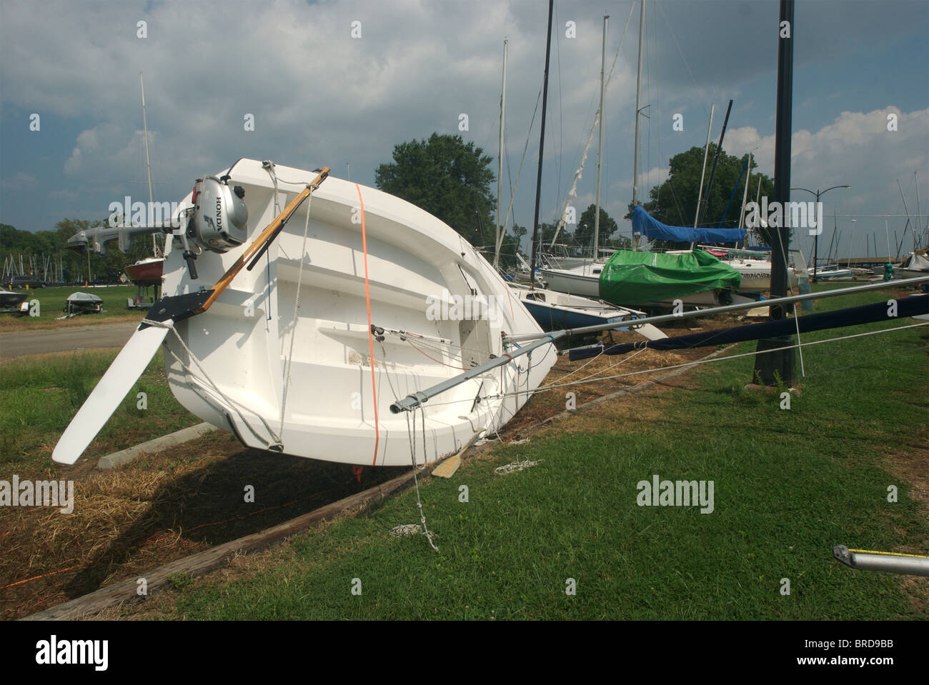 Segelboot auf Anhänger, die von einem Sturm geblasen. Stockfoto