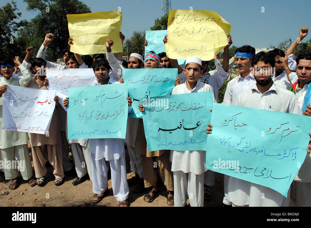 Aktivisten der Islami Jamiat Talba schreien Parolen für die Freigabe der Dr.Aafia Siddiqui bei einer Protestkundgebung Stockfoto