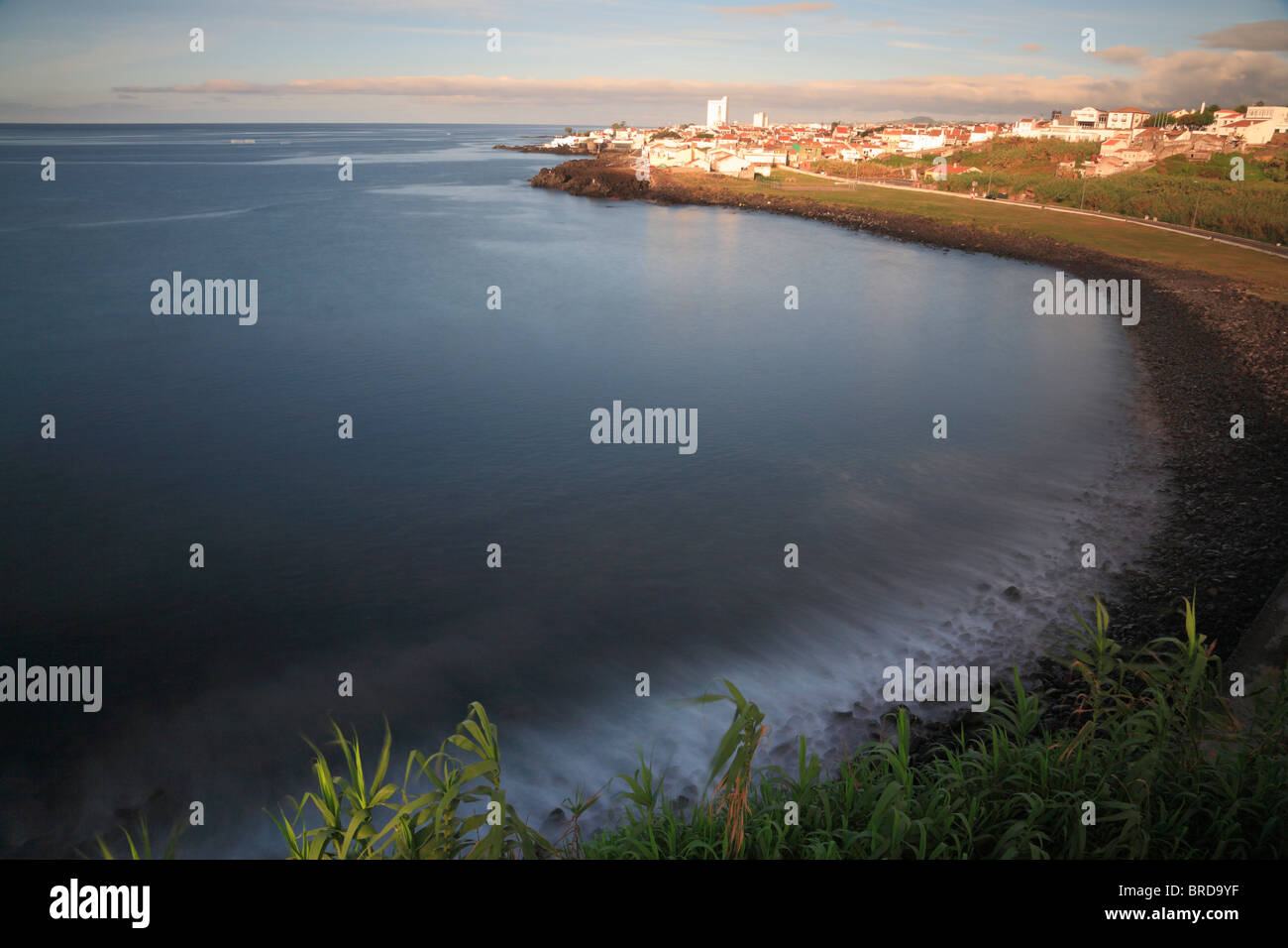 Küsten Blick auf die Stadt Lagoa. Insel Sao Miguel, Azoren, Portugal. Stockfoto