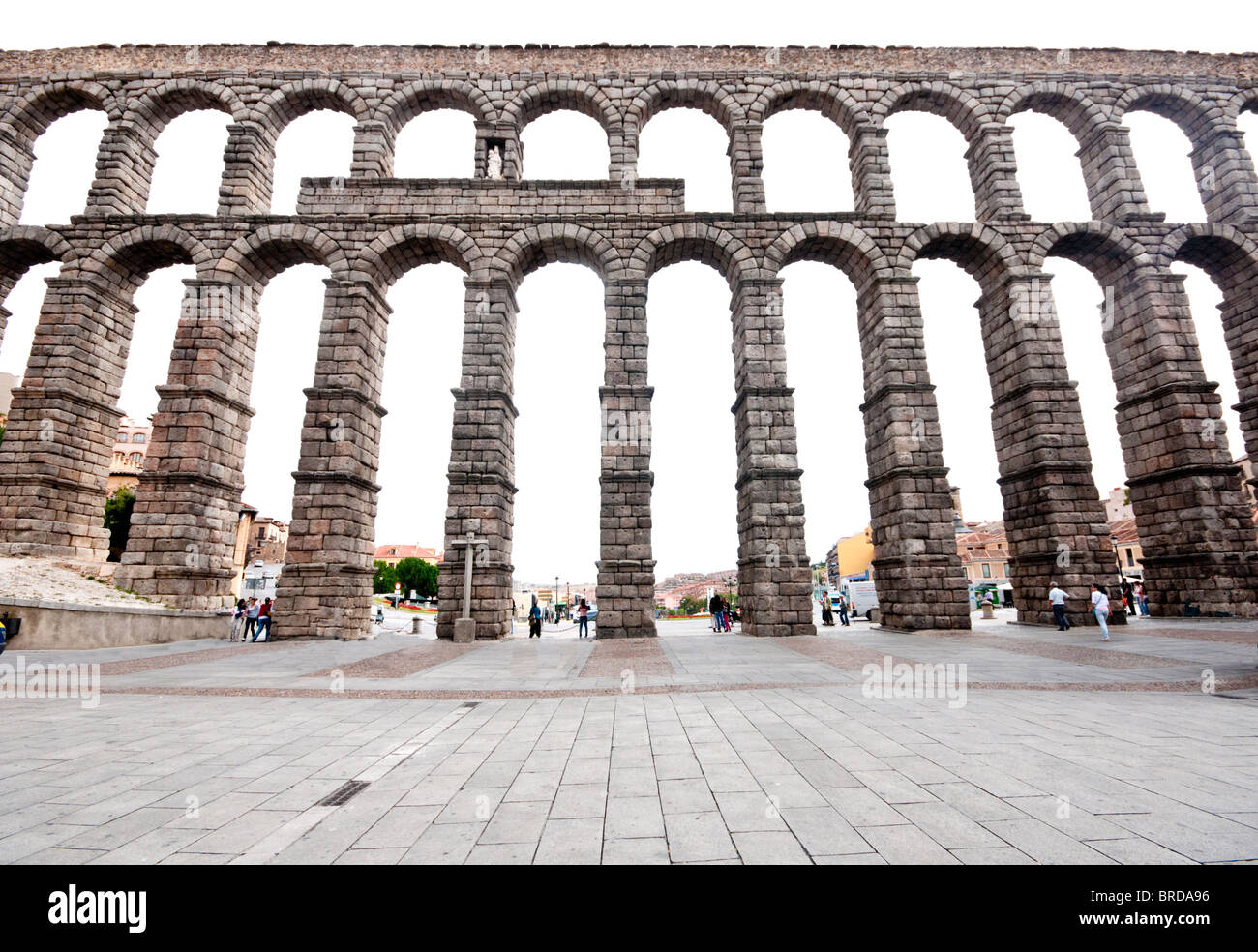 Blick entlang der Bögen der Roman Aqueduct Brücke, errichtet im 1. Jahrhundert n. Chr. von Segovia Spanien. Stockfoto