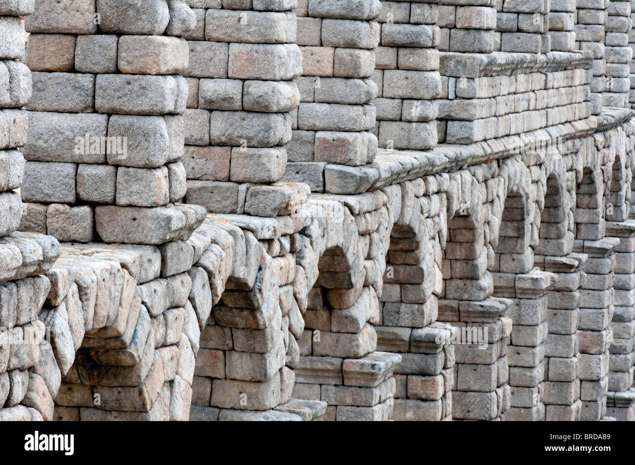 Blick entlang der Bögen der Roman Aqueduct Brücke, errichtet im 1. Jahrhundert n. Chr. von Segovia Spanien. Stockfoto