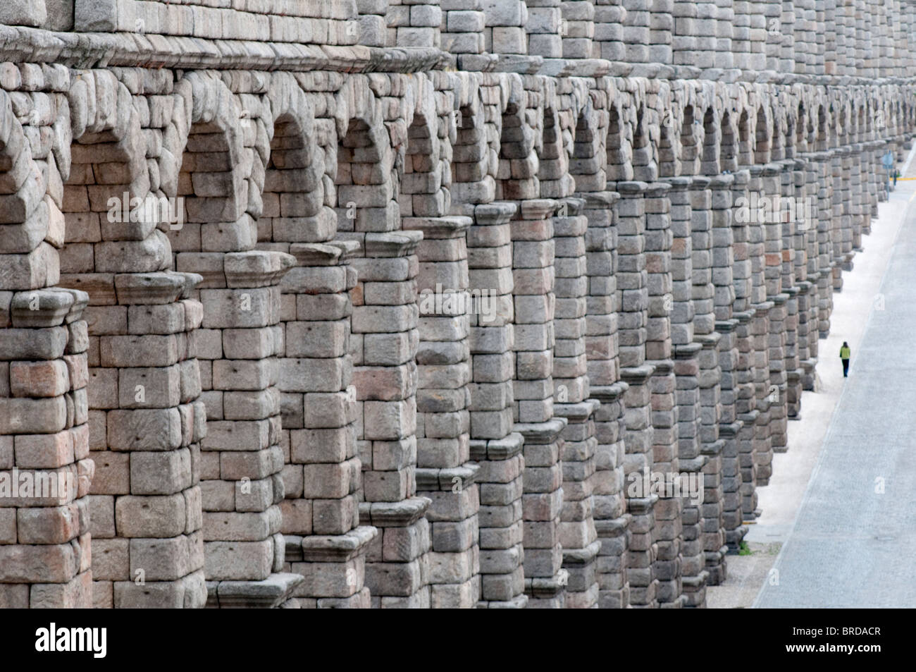 Blick entlang der Bögen der Roman Aqueduct Brücke, errichtet im 1. Jahrhundert n. Chr. von Segovia Spanien. Stockfoto